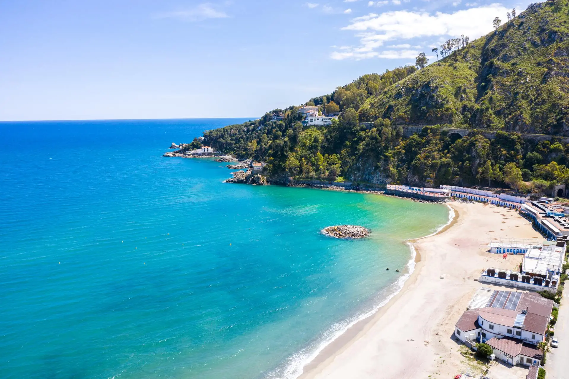 Copanello, una gemma lungo la Costa degli Aranci:\u00A0tra scogliere a picco sul mare e macchia mediterranea\n