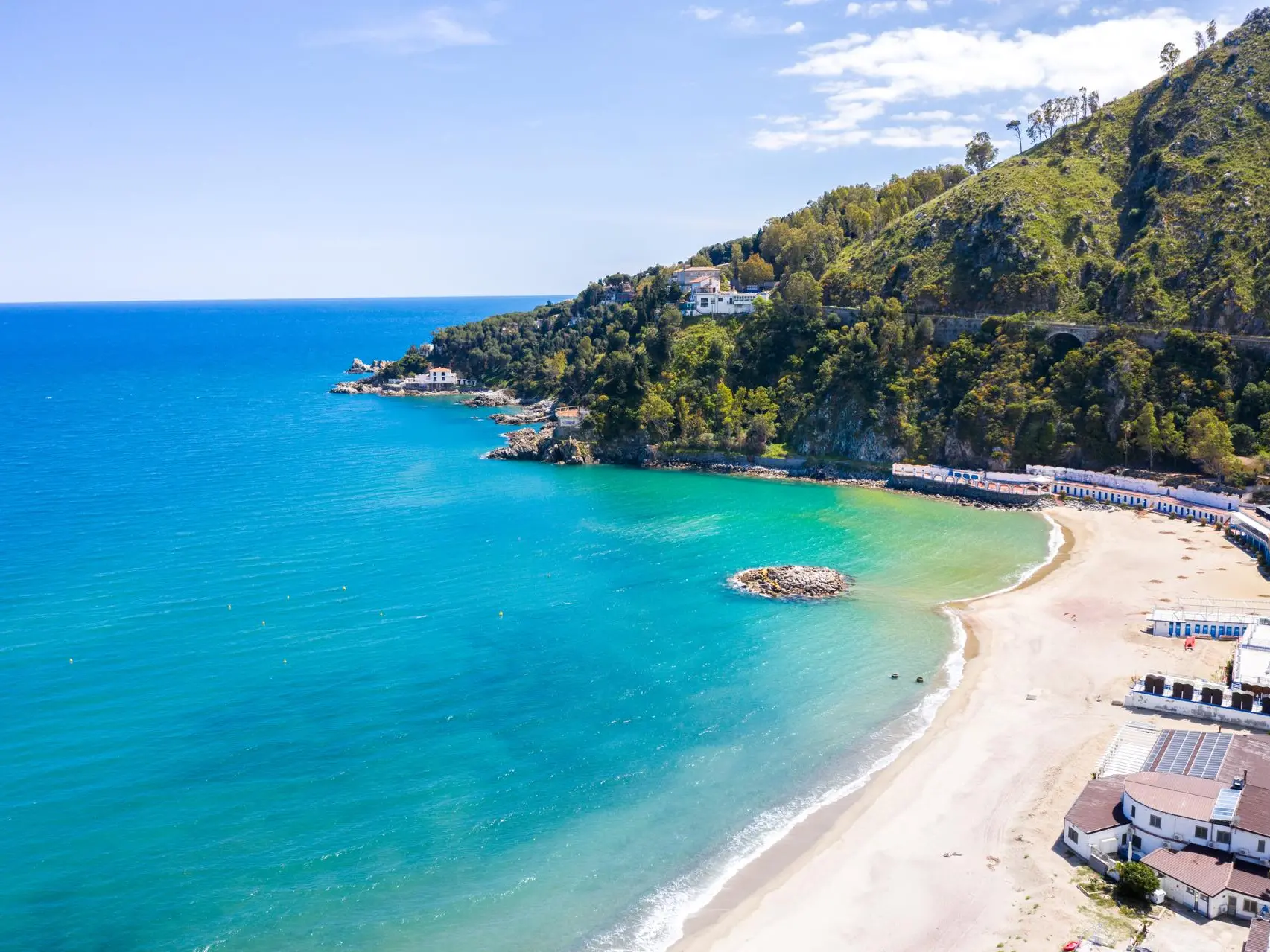 Copanello, una gemma lungo la Costa degli Aranci: tra scogliere a picco sul mare e macchia mediterranea