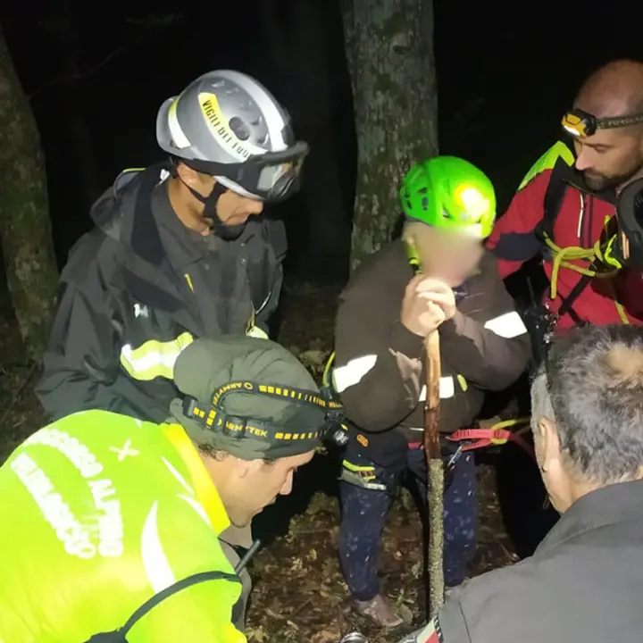 Va in Sila per raccogliere funghi, si perde e viene recuperata dal Soccorso Alpino di notte