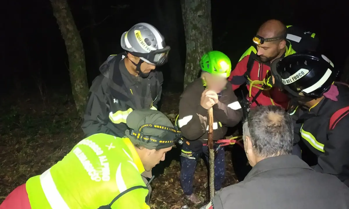 Va in Sila per raccogliere funghi, si perde e viene recuperata dal Soccorso Alpino di notte