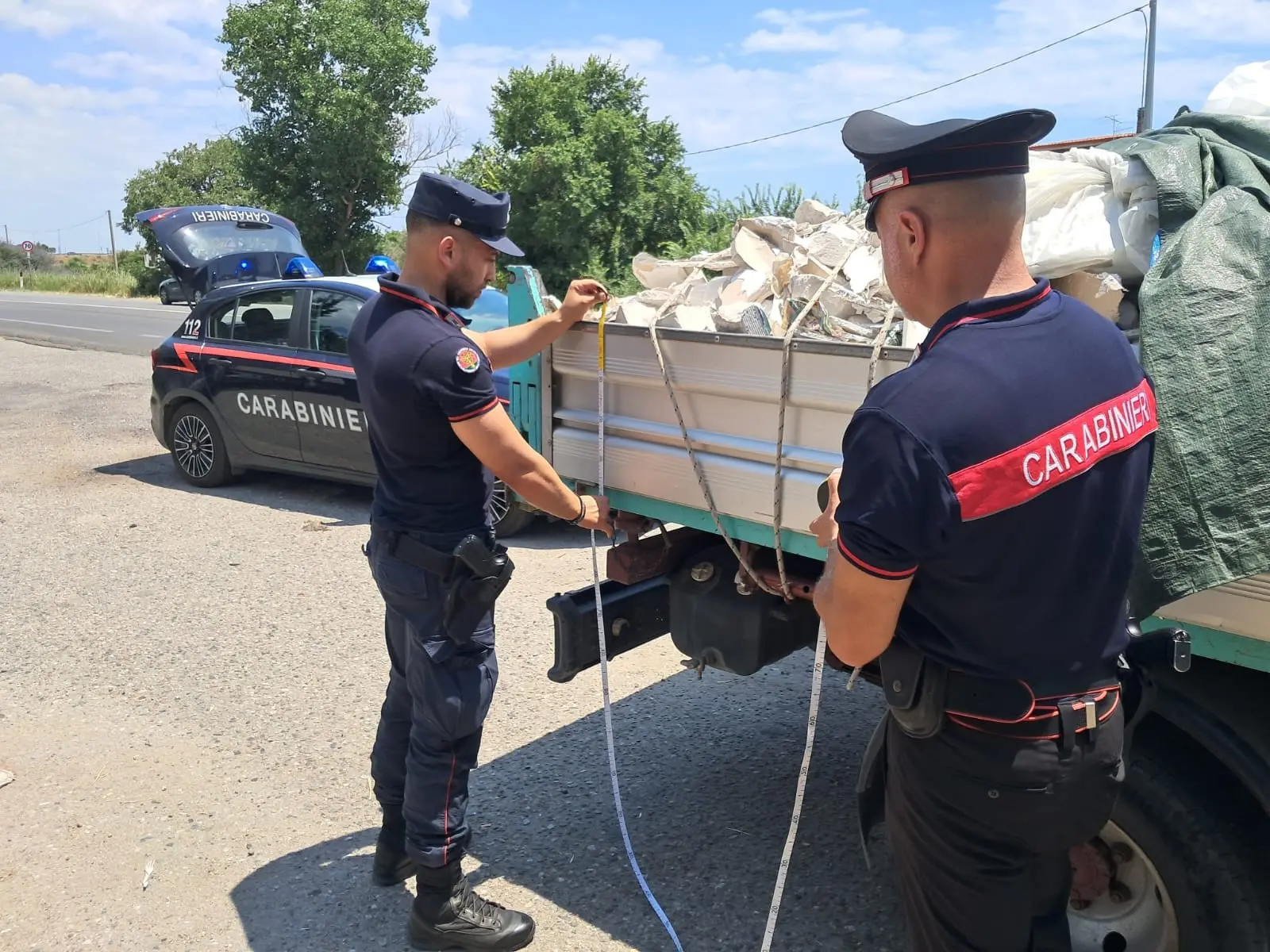 Sellia marina, sequestrato un autocarro con 15 quintali di rifiuti edili privi di tracciabilità. Denunciato il conducente\n