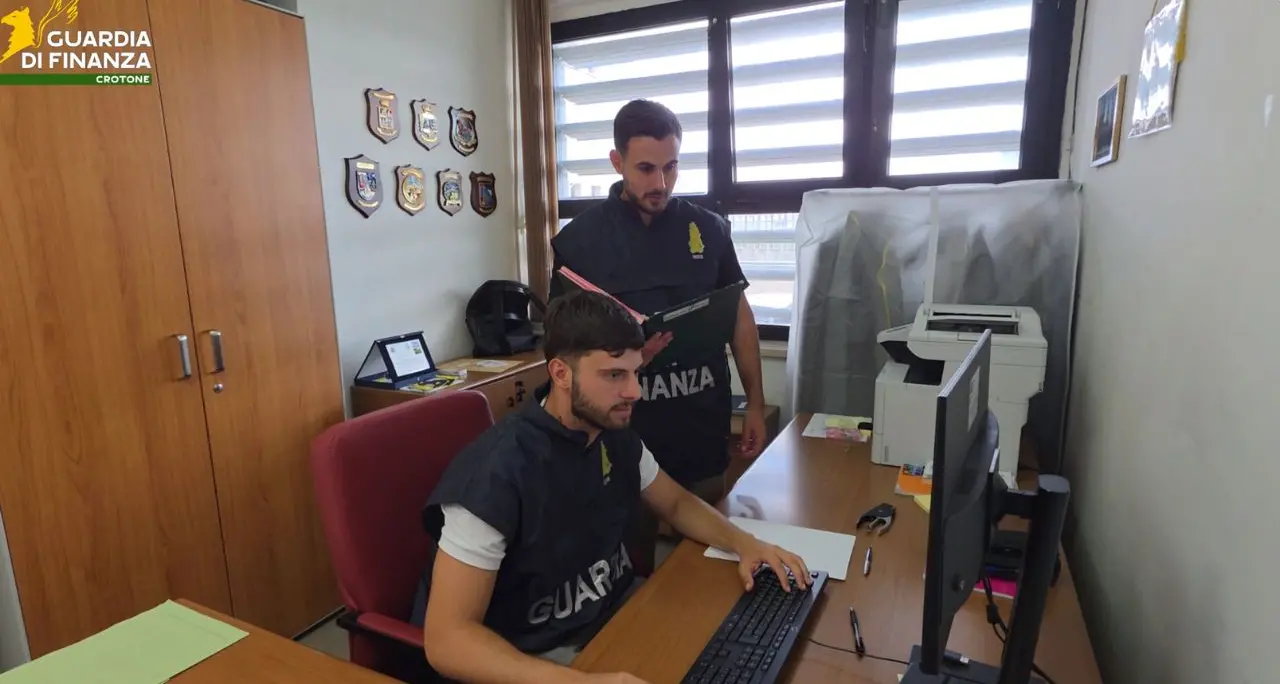 Fallimento pilotato di un'azienda del calcestruzzo nel Crotonese, due arresti e sequestri per 400 mila euro\n