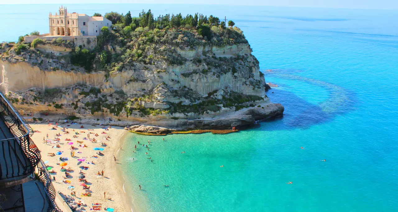 Tropea tra le mete preferite degli italiani: terza per i soggiorni in coppia e nella top ten dei viaggi di gruppo\n