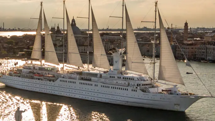 <p>Il veliero mentre fa il suo ingresso a Venezia. A destra, la scaletta malmessa della banchina Bengasi a Vibo Marina</p>\\n