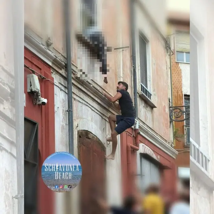 Corigliano, il gesto eroico di un ragazzo che evita la tragedia: donna salvata prima del salto nel vuoto\n