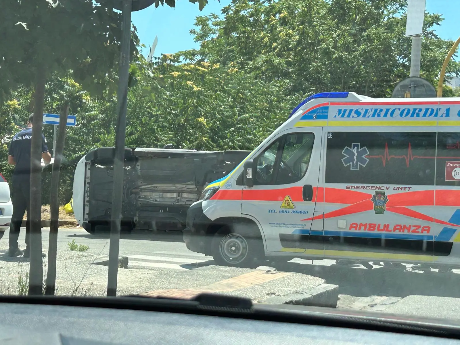 Auto si ribalta su viale Parco a Cosenza, sul posto il 118\n