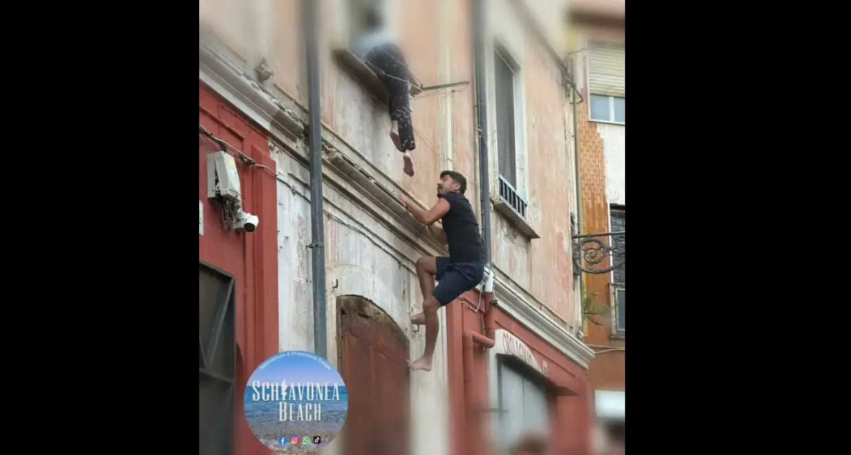Corigliano, anziana minaccia di lanciarsi dal balcone: decisivo il coraggio di un giovane prima dell'arrivo dei soccorsi\n