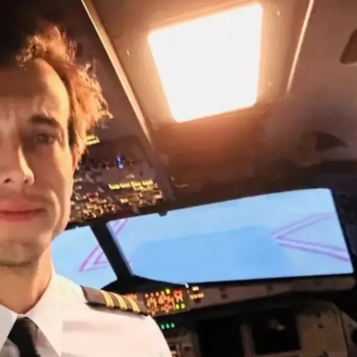 Choc nei cieli di Córdoba: pilota si suicida in volo, lascia l’allieva ai comandi