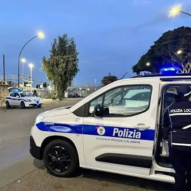 Reggio, blocca la corsa di un bus cittadino con l’auto: denunciata\n