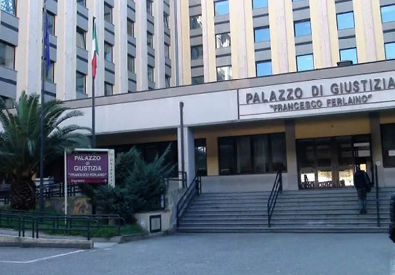 Violò il divieto di avvicinamento, ma era lei a cercarlo: 24enne assolto con formula piena\n