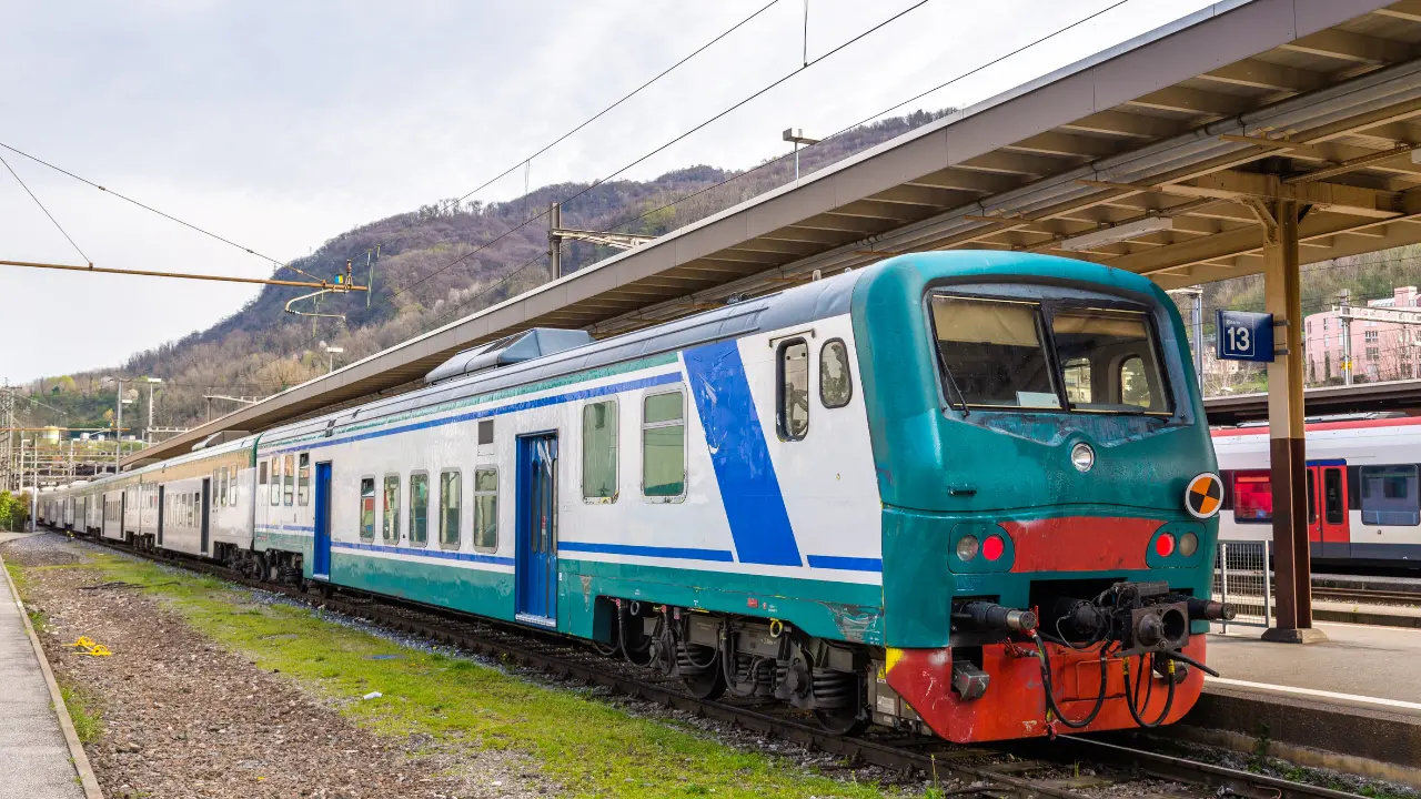 Cavi tagliati sulla rete\u00A0ferroviaria,\u00A0stop ai treni su quattro linee calabresi: ecco quali\n