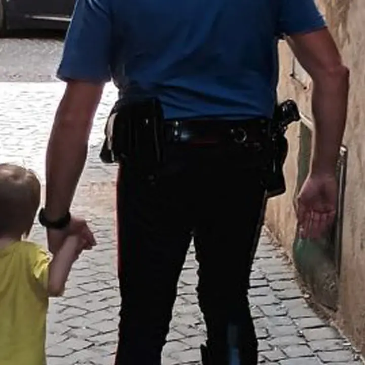 Bambino autistico ritrovato solo in strada poco dopo l’alba salvato dai Carabinieri di Rende