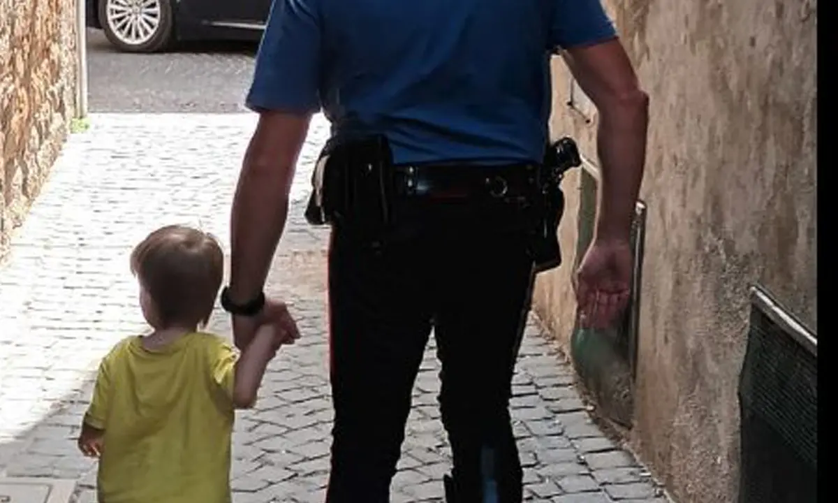 Bambino autistico ritrovato solo in strada poco dopo l’alba salvato dai Carabinieri di Rende
