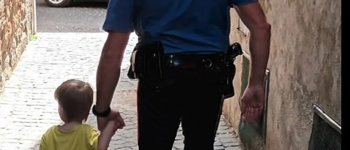 Bambino autistico ritrovato solo in strada poco dopo l’alba salvato dai Carabinieri di Rende