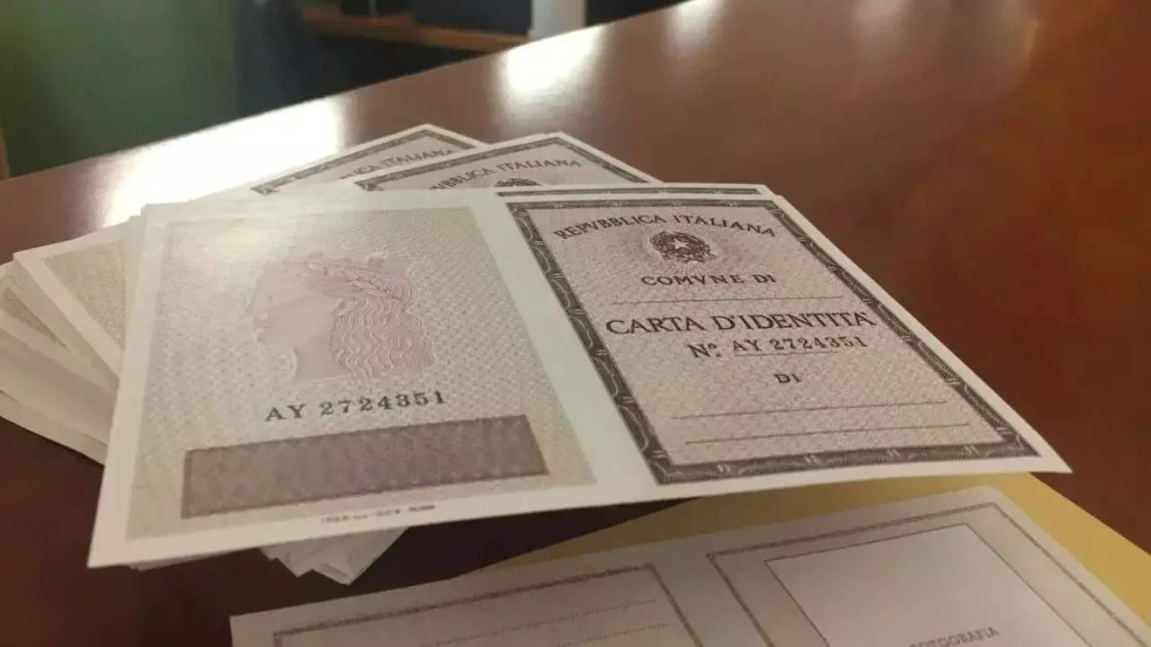 Viaggi all’estero, senza la carta d’identità elettronica avremo problemi alle frontiere\n