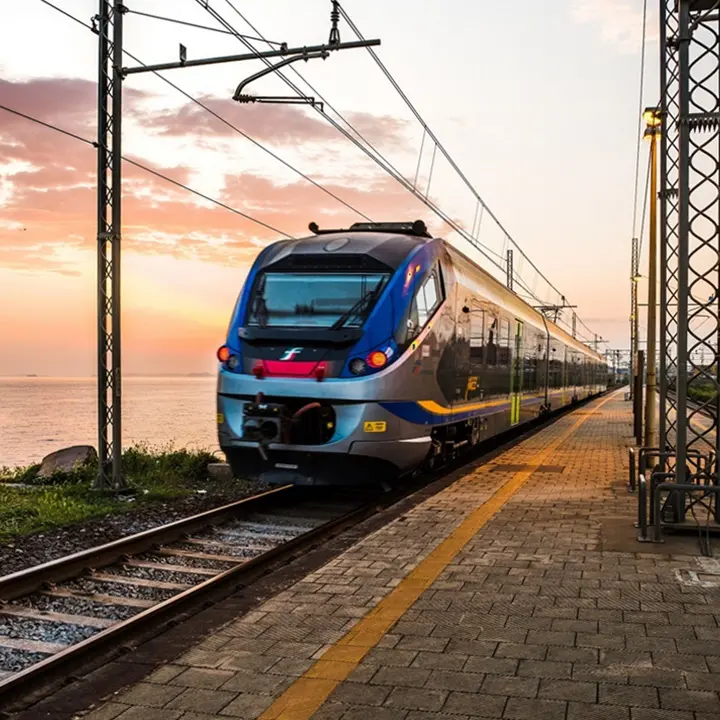 Cavi tagliati sulla rete ferroviaria, giornata di caos in Calabria: treni cancellati e forti ritardi, il Codacons attacca\n