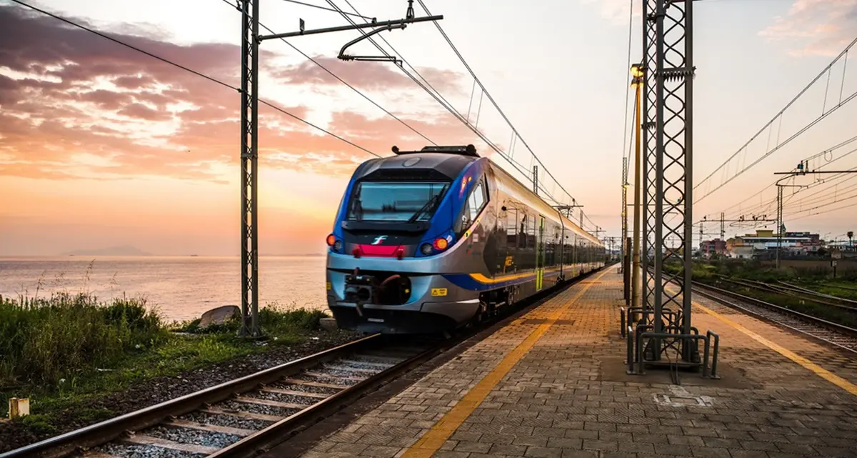 Cavi tagliati sulla rete ferroviaria, giornata di caos in Calabria: treni cancellati e forti ritardi, il Codacons attacca\n