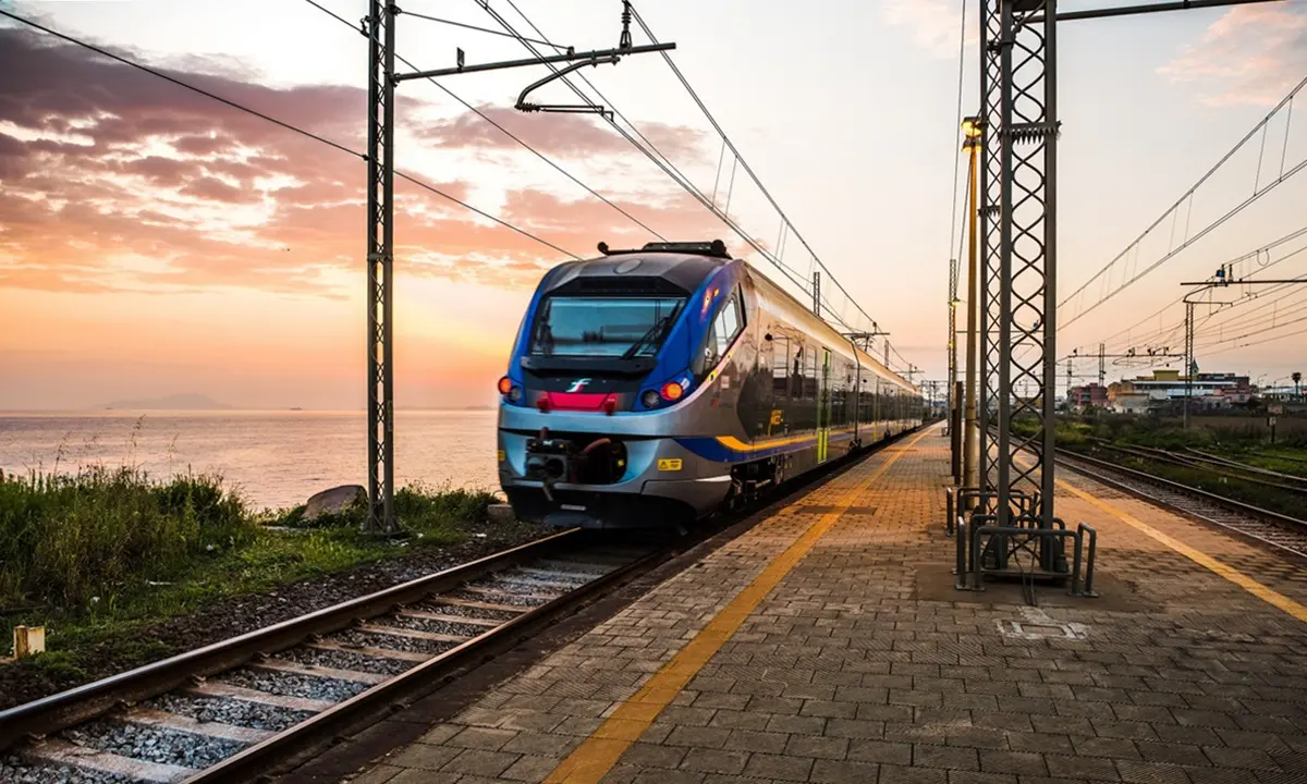 Cavi tagliati sulla rete ferroviaria, giornata di caos in Calabria: treni cancellati e forti ritardi, il Codacons attacca\n
