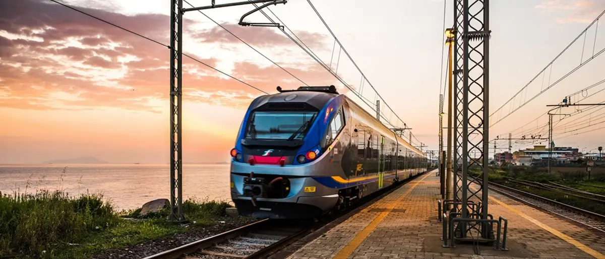 Cavi tagliati sulla rete ferroviaria, giornata di caos in Calabria: treni cancellati e forti ritardi, il Codacons attacca\n