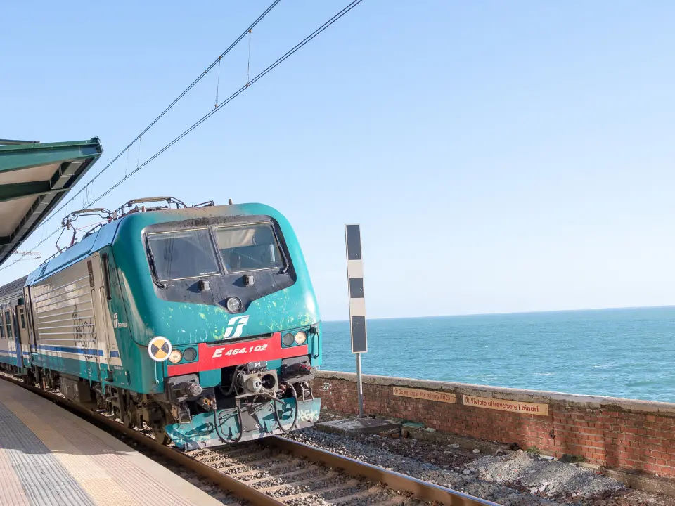 Sabotaggio o furto di rame: indagini in corso sul danneggiamento che ha causato lo stop ai treni