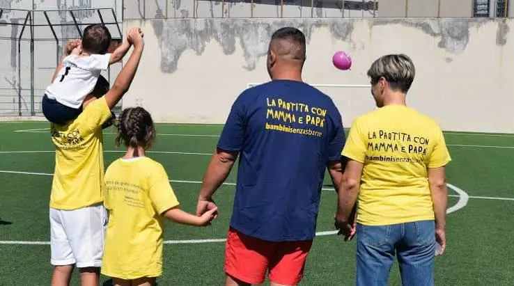 “Una Partita con mamma e papà”, nel carcere di Rossano i detenuti giocano a calcio con i propri figli\n