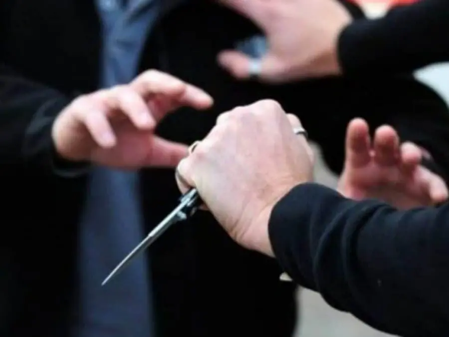 Siderno, ventenne accoltellato dopo una lite tra coetanei: indagini in corso