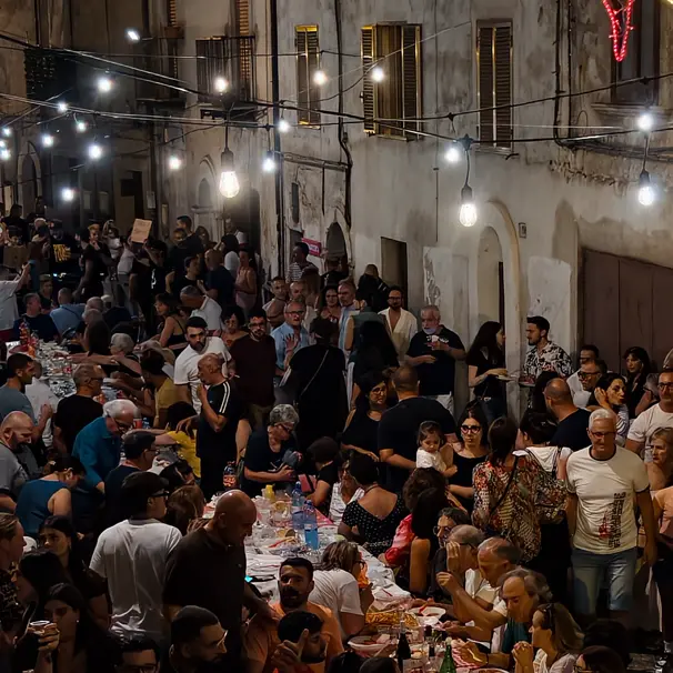 A Portapiana una tavola lunga un rione. La cena condivisa che fa brillare lo spirito della comunità –\u00A0FOTO\n