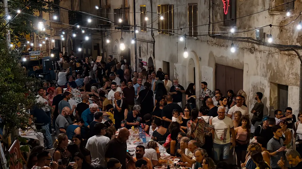 A Portapiana una tavola lunga un paese. La cena condivisa che fa brillare lo spirito della comunità –\u00A0FOTO\n