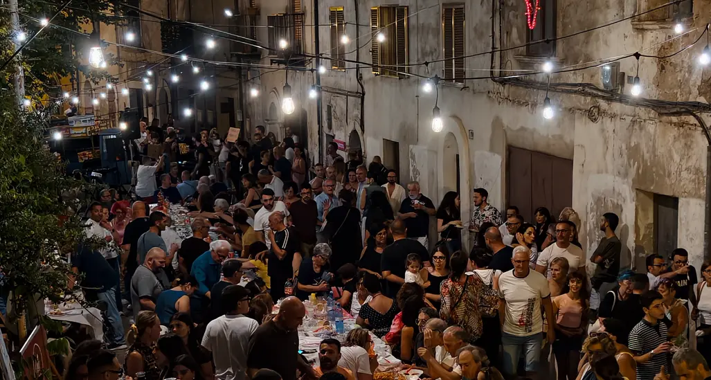 A Portapiana una tavola lunga un rione. La cena condivisa che fa brillare lo spirito della comunità –\u00A0FOTO\n