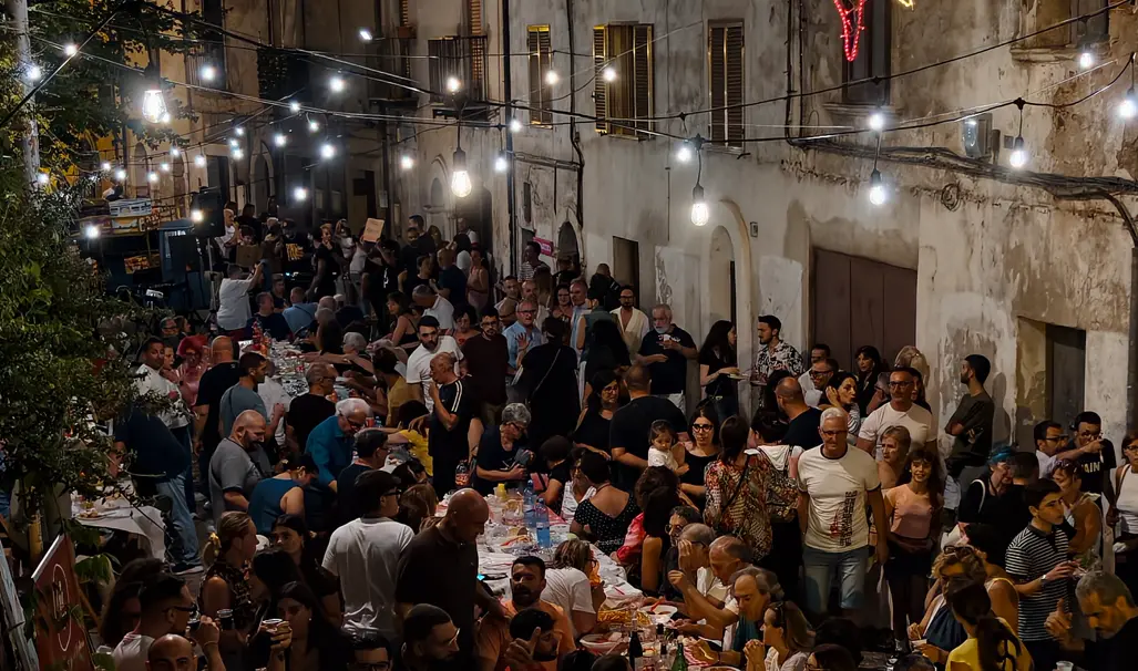 A Portapiana una tavola lunga un rione. La cena condivisa che fa brillare lo spirito della comunità –\u00A0FOTO\n