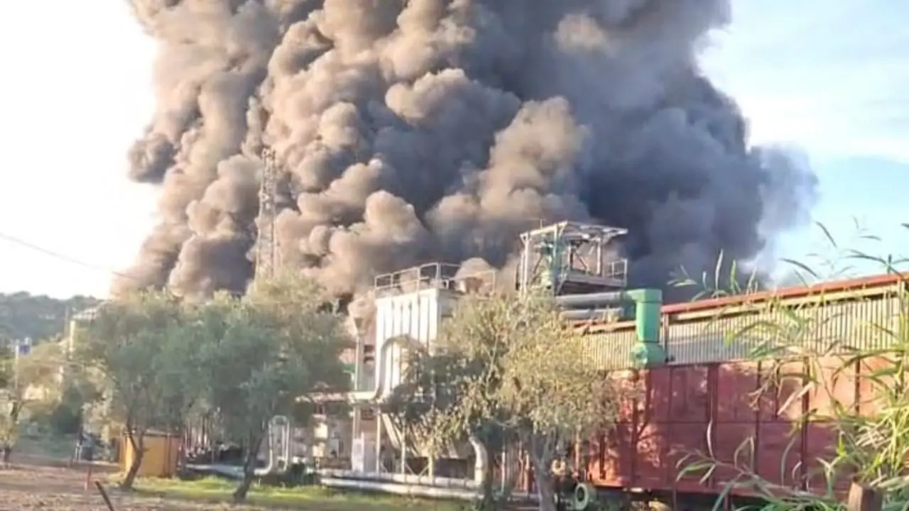 Nuovo mega incendio all’ex Radi, la Piana di Gioia Tauro ripiomba nell’incubo: colonna di fumo nero visibile da chilometri\n