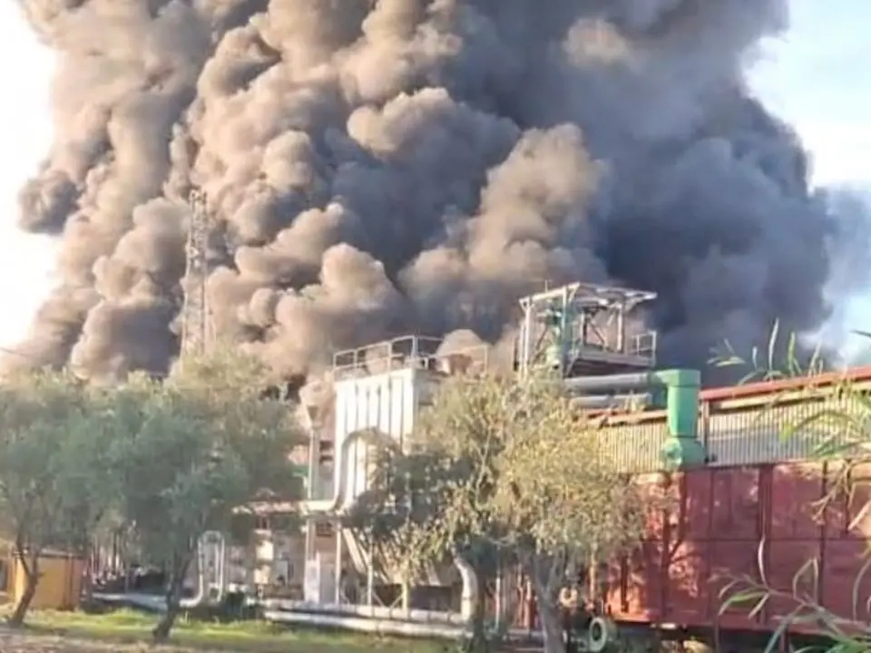 Nuovo mega incendio all’ex Radi, la Piana di Gioia Tauro ripiomba nell’incubo: colonna di fumo nero visibile da chilometri