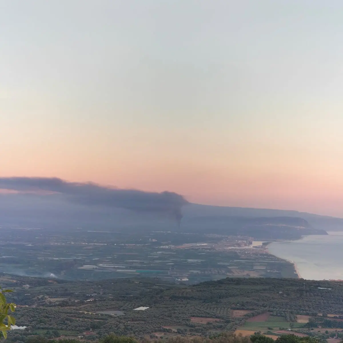 <p>Nuovo mega incendio nella Piana di Gioia Tauro che ripiomba nell’incubo: la colonna di fumo si vede dal Vibonese</p>