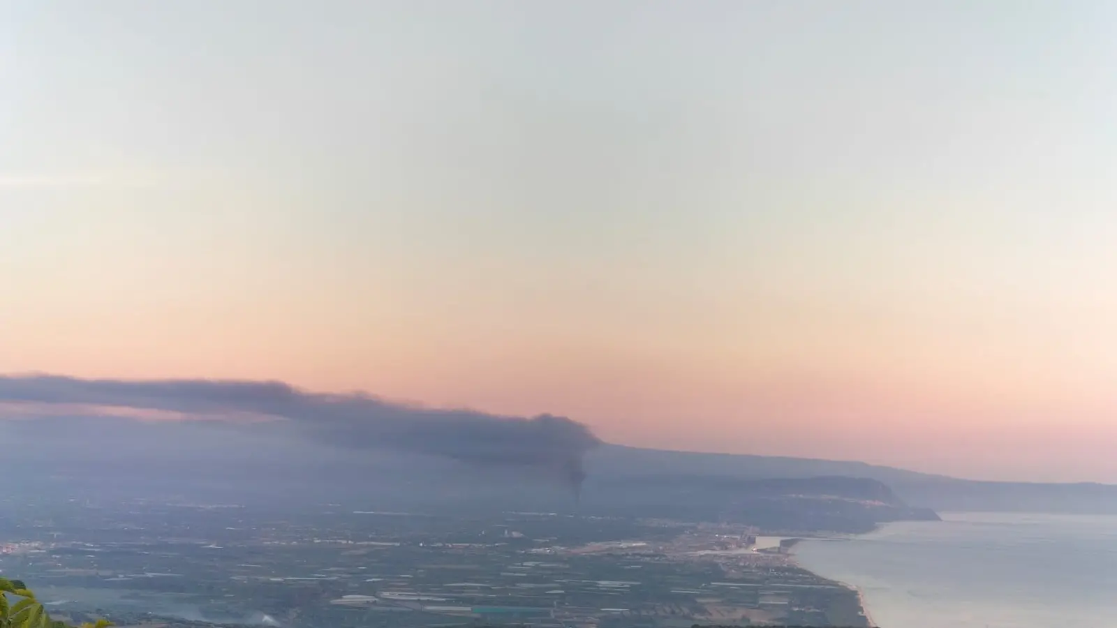 <p>Nuovo mega incendio nella Piana di Gioia Tauro che ripiomba nell’incubo: la colonna di fumo si vede dal Vibonese</p>
