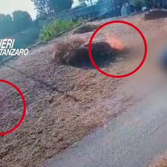Incendiò sterpaglie a Montauro creando pericolo a camper e auto, denunciato un 49enne -Video\n