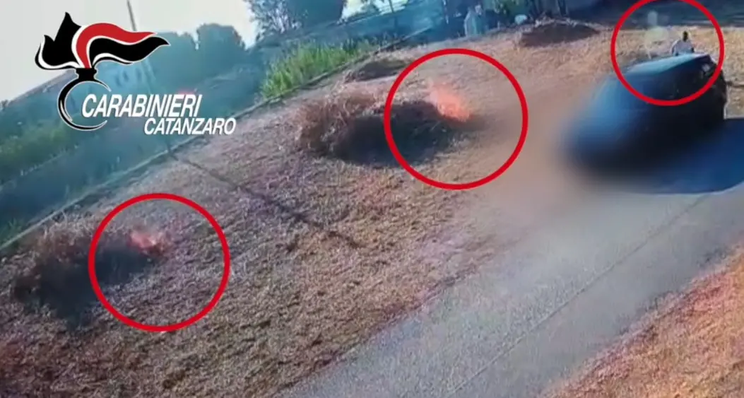 Incendiò sterpaglie a Montauro creando pericolo a camper e auto, denunciato un 49enne -Video\n
