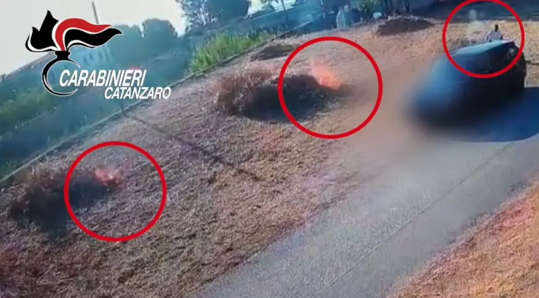 Incendiò sterpaglie a Montauro creando pericolo a camper e auto, denunciato un 49enne -Video\n