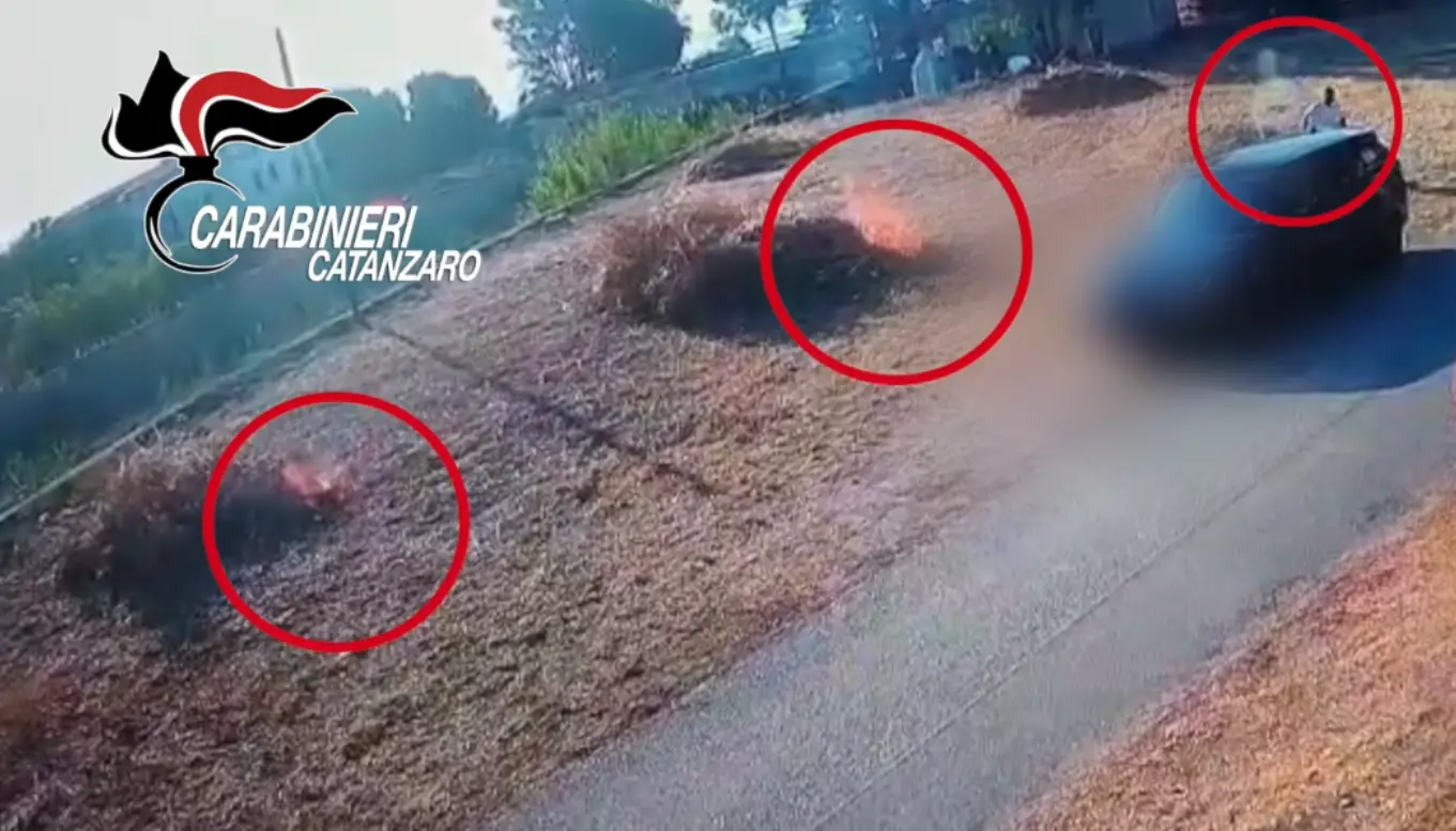 Appicca un rogo in pieno giorno a Montauro, nelle vicinanze auto e camper: denunciato uomo di 49 anni\n