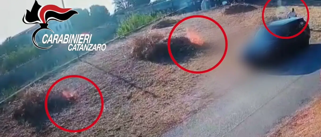 Appicca un rogo in pieno giorno a Montauro, nelle vicinanze auto e camper: denunciato uomo di 49 anni\n