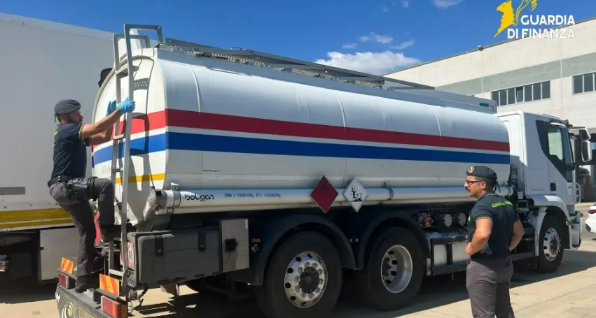 Vazzano, i finanzieri sequestrano un’autobotte con carico di gasolio irregolare: due denunciati\n