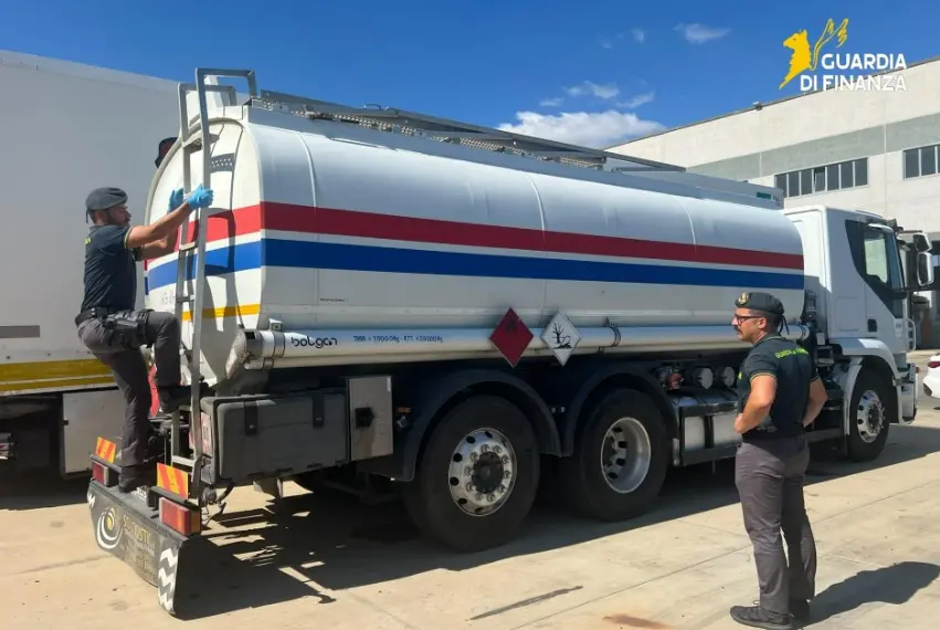 Vazzano, i finanzieri sequestrano un’autobotte con carico di gasolio irregolare: due denunciati\n