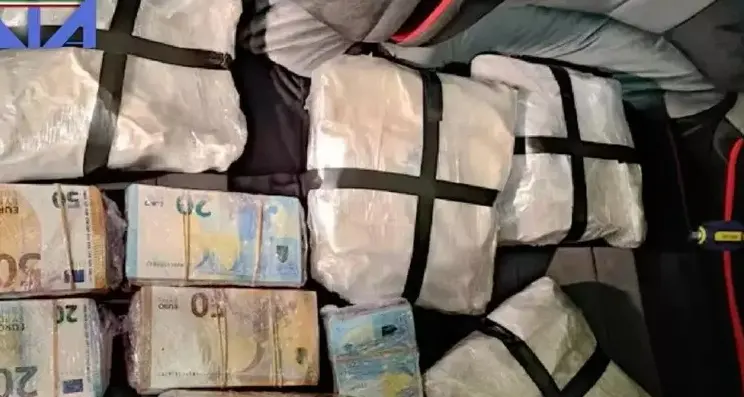 <p>Traffico internazionale di droga, <span style=\"color:hsl(0, 75%, 60%);\">23 arresti</span> tra Puglia e Calabria: coinvolti “fornitori” di Vibo e Reggio</p>