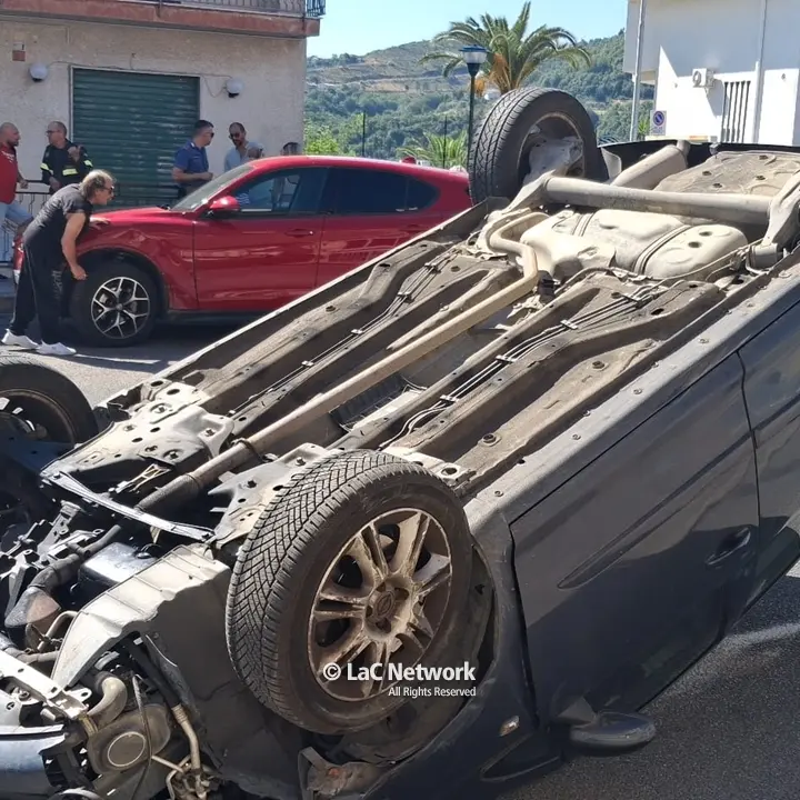 Mendicino, incidente tra due auto: una si ribalta. Ferito trasportato all’Annunziata\n