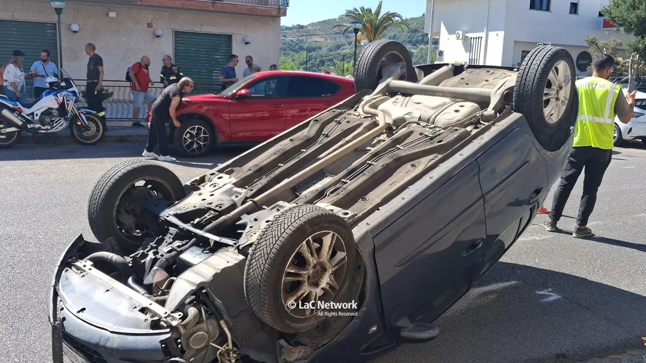 Mendicino, incidente tra due auto: una si ribalta. Ferito trasportato all’Annunziata\n