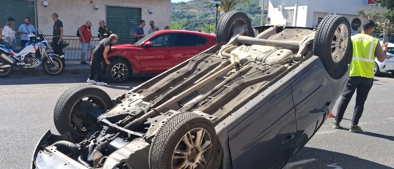 Mendicino, incidente tra due auto: una si ribalta. Ferito trasportato all’Annunziata\n
