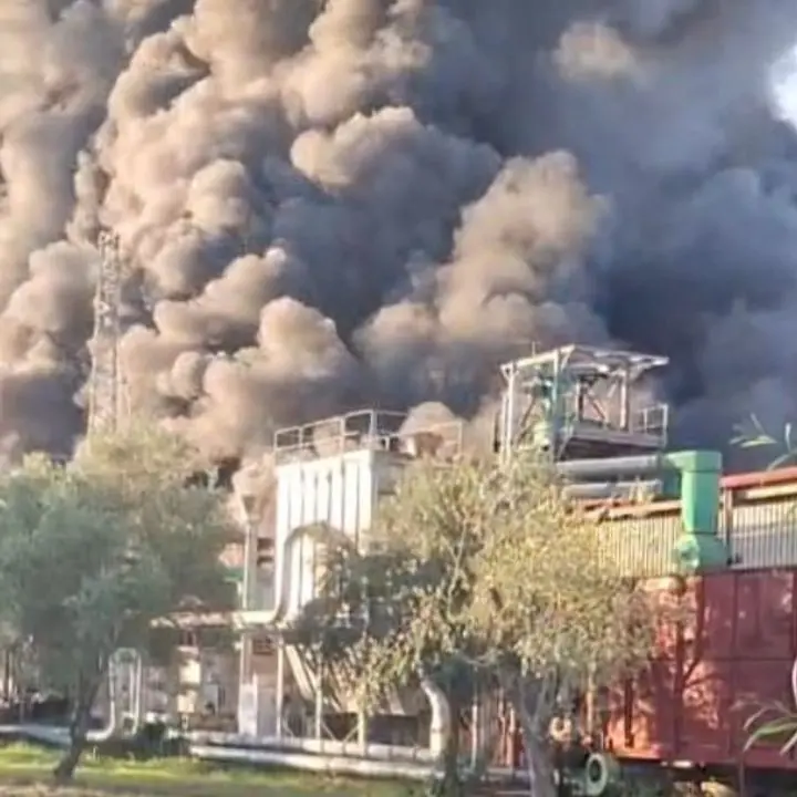 Incendio alla Poly2Oil, Arpacal monitora la qualità dell'aria tra Gioia Tauro e Palmi\n