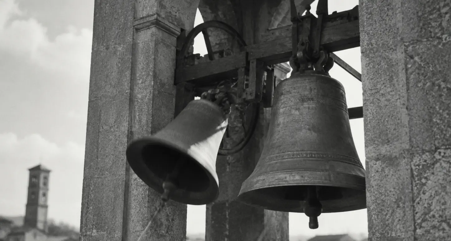 <p>San Lorenzo del Vallo, quando le campane della chiesa dividono il paese: lo scontro politica-parrocchia arriva in Curia</p>