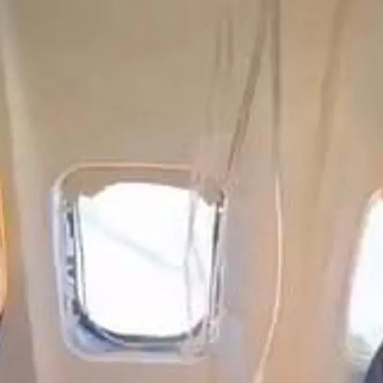 Attimi di terrore su un volo Ryanair, si rompe un finestrino e un passeggero rischia di essere risucchiato\n
