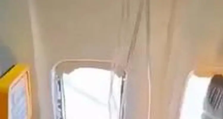 <p>Attimi di terrore su un volo Ryanair, si rompe un finestrino e un passeggero rischia di essere <span style=\"color:hsl(0, 75%, 60%);\">risucchiato</span></p>