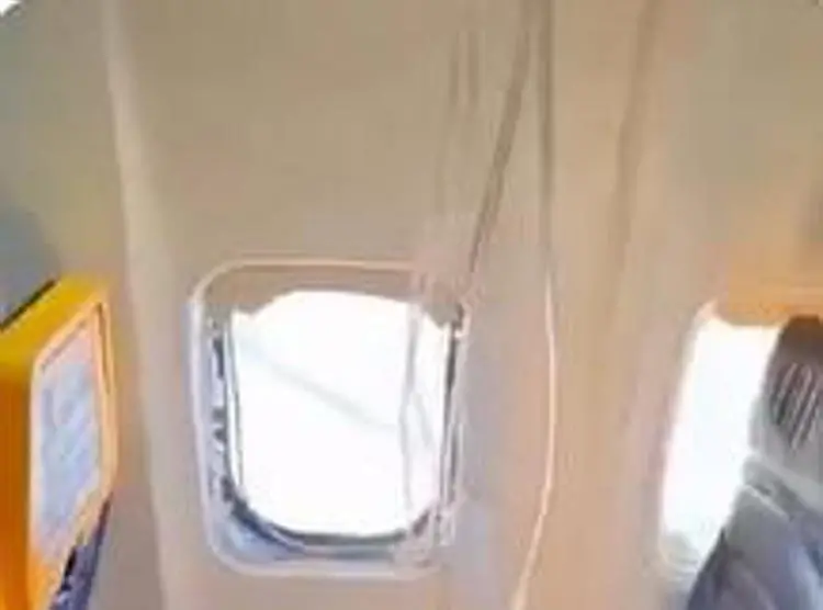 Attimi di terrore su un volo Ryanair, si rompe un finestrino e un passeggero rischia di essere risucchiato\n